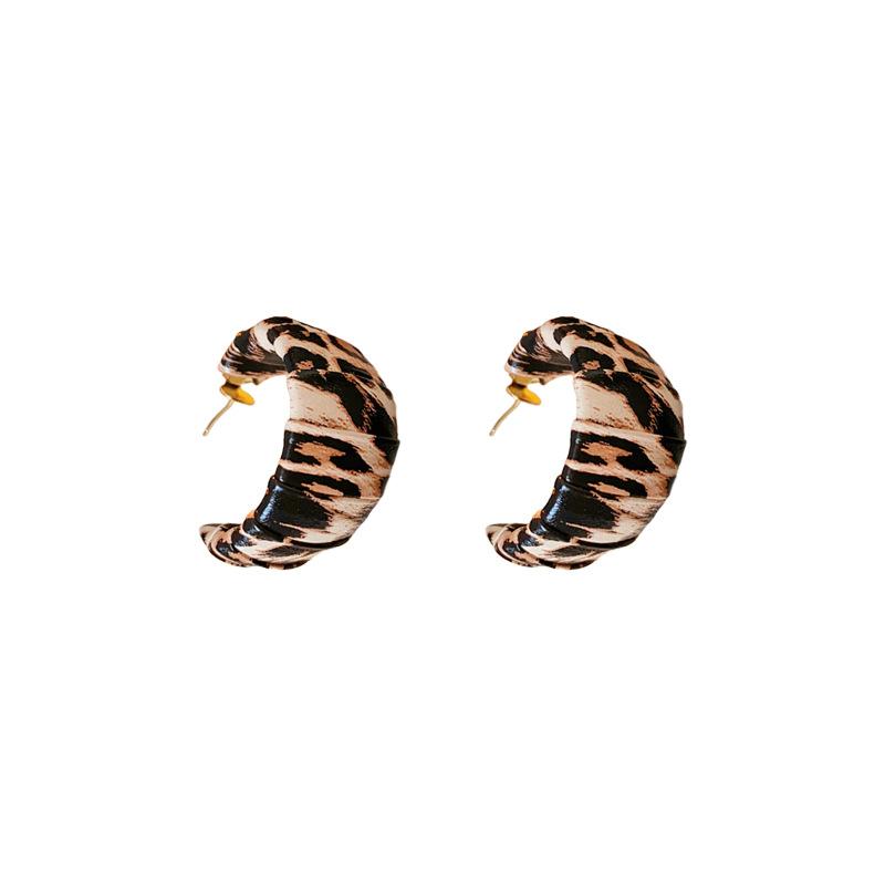 silver needle leopard print c- shaped pleated ear ring european and american artificial leather earrings elegant high sense vintage earrings wholesale Item Picture