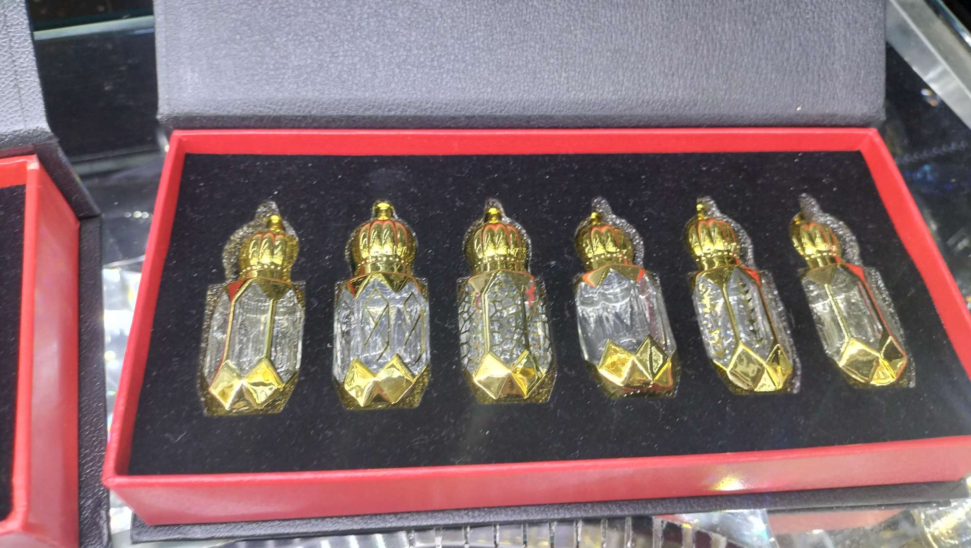 The 6-12ml crystal perfume bottles and essential oil bottles are popular in the Middle East. Their surfaces are coated with high-tech films and engraved with patterns and designs Application Scenario