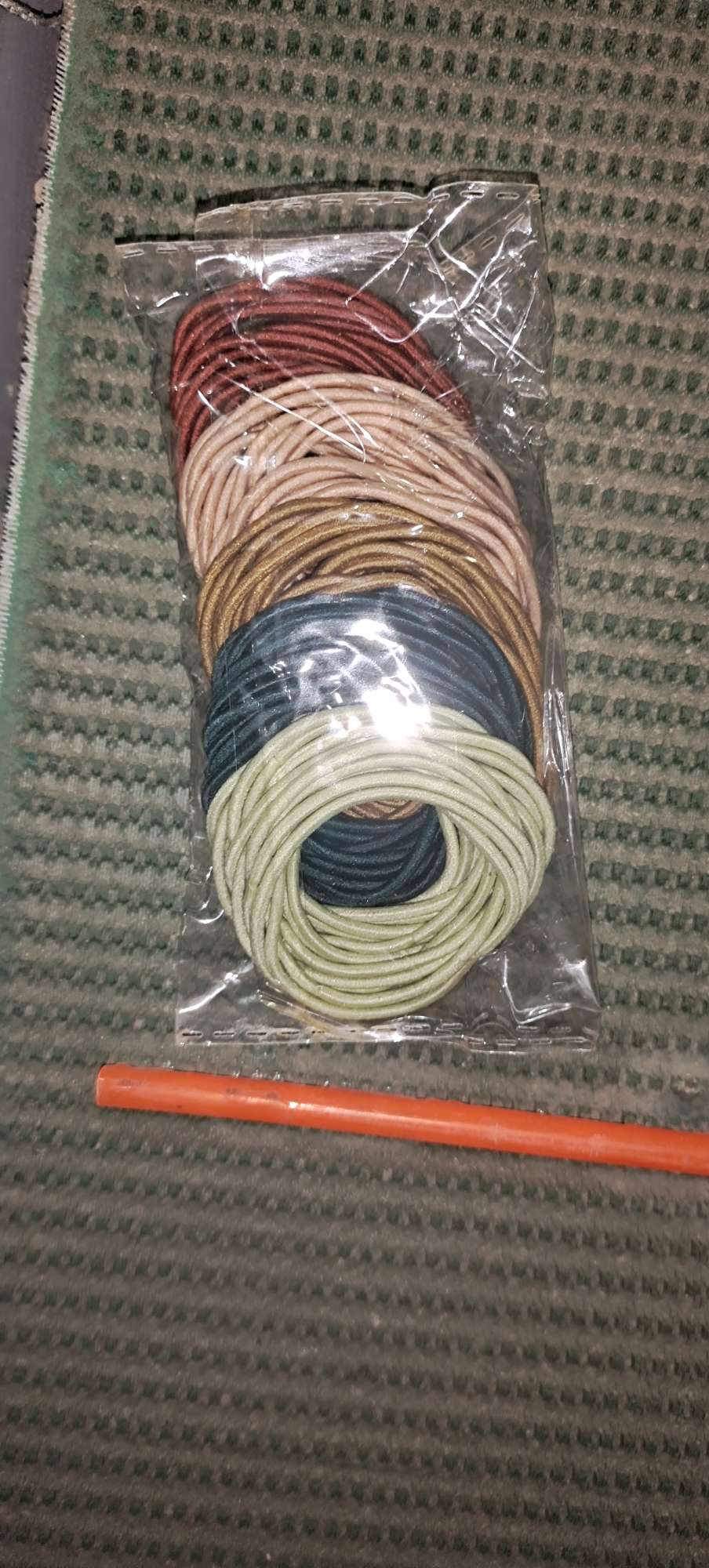 简约风格时尚百搭皮筋发圈。适合各类人群