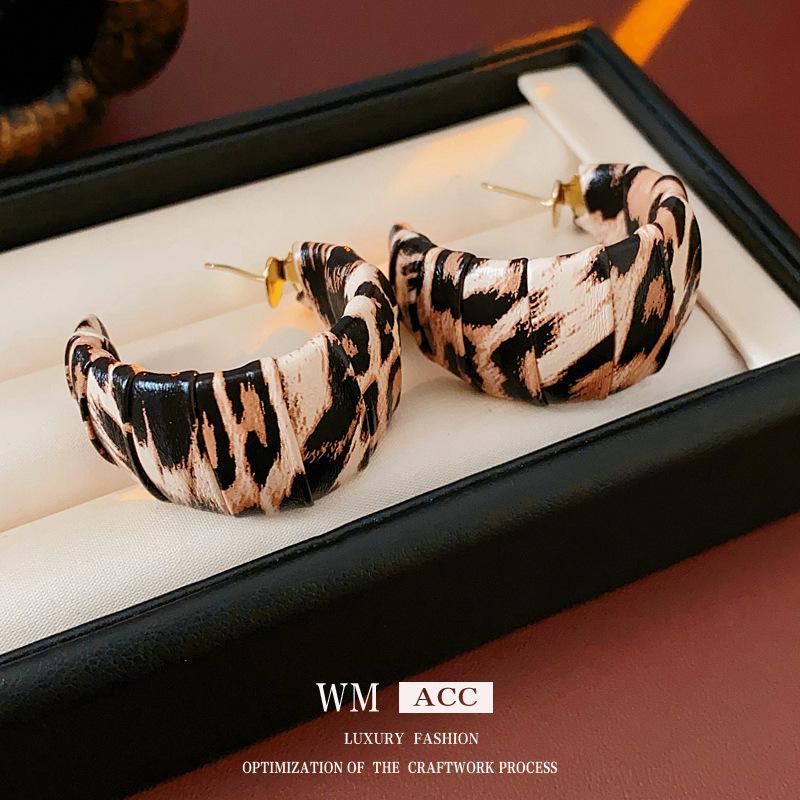silver needle leopard print c- shaped pleated ear ring european and american artificial leather earrings elegant high sense vintage earrings wholesale full figure