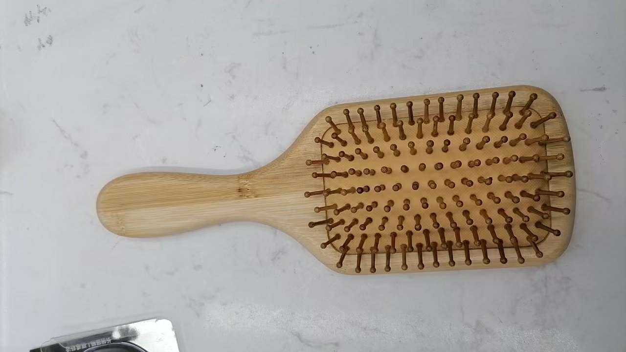 木制梳子，按摩梳子，木头的比塑料的按摩效果更佳，这款产品本厂已经做了20余年
