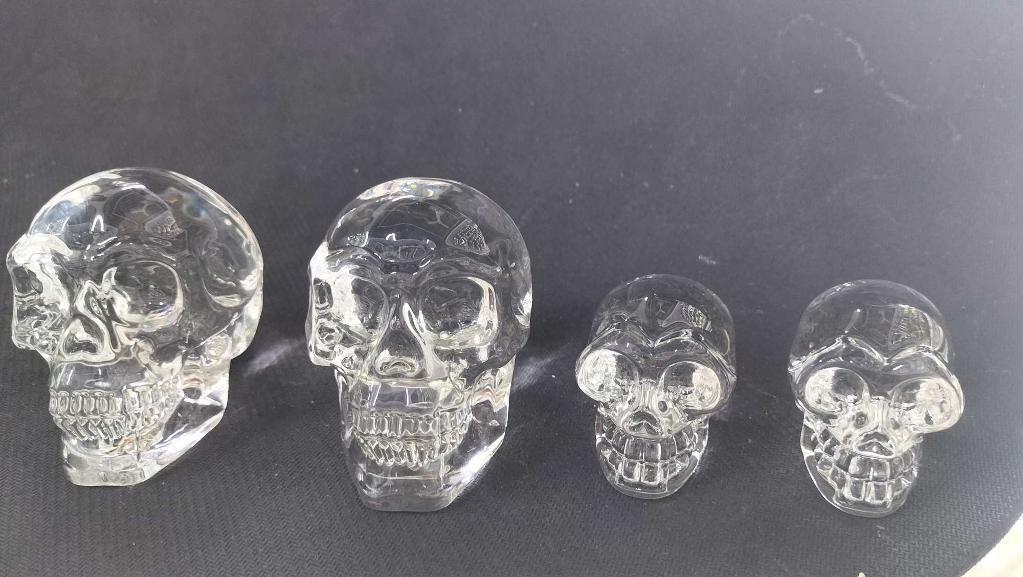 Crystal glass skull. Hold the skull in your hand and you won't have to worry about eating Application Scenario