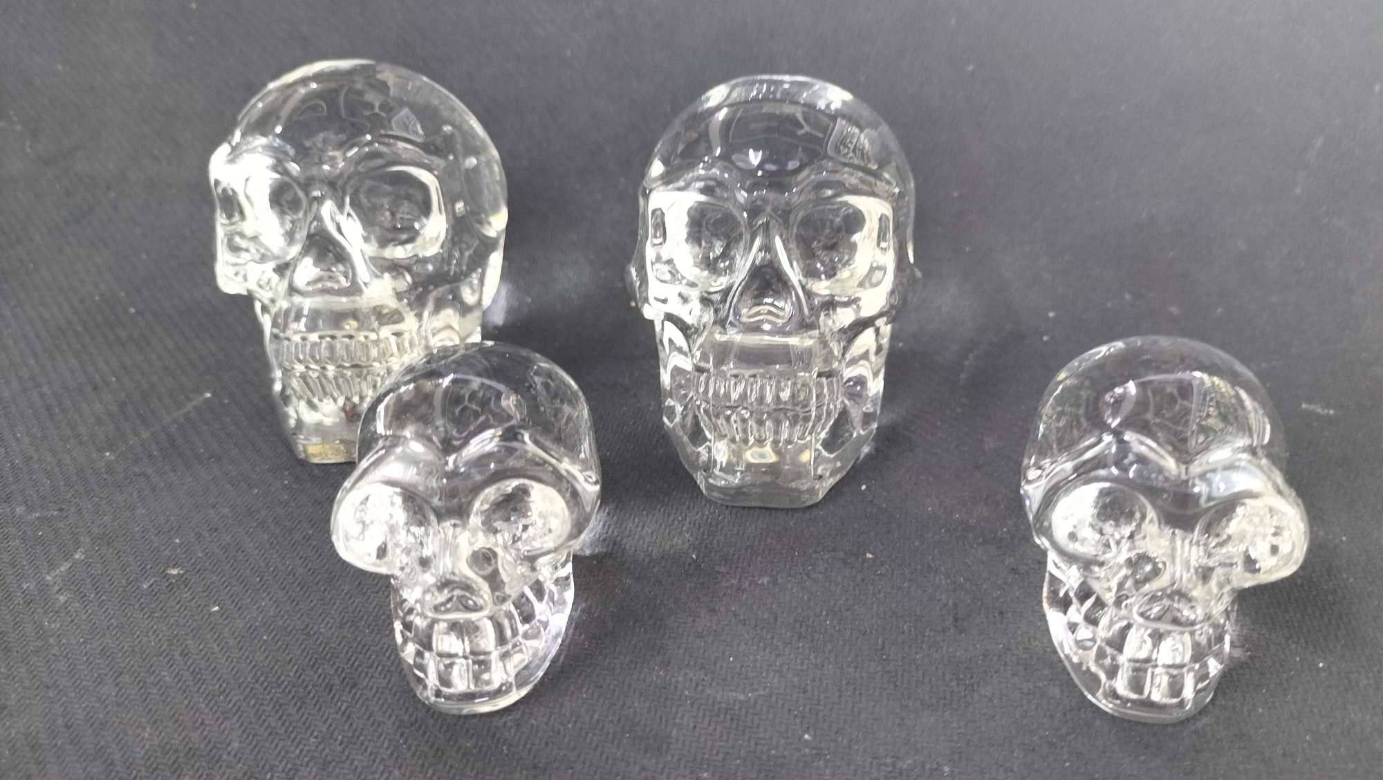 Crystal glass skull. Hold the skull in your hand and you won't have to worry about eating Specification image