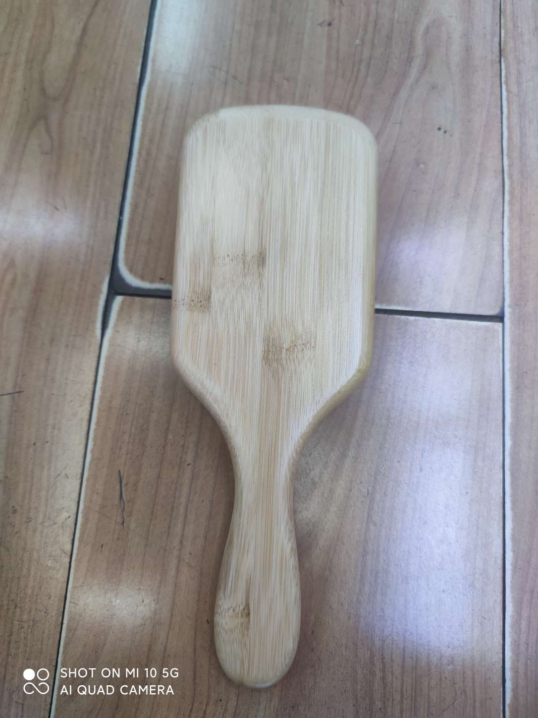 木制梳子，按摩梳子，木头的比塑料的按摩效果更佳，这款产品本厂已经做了20余年
产品图