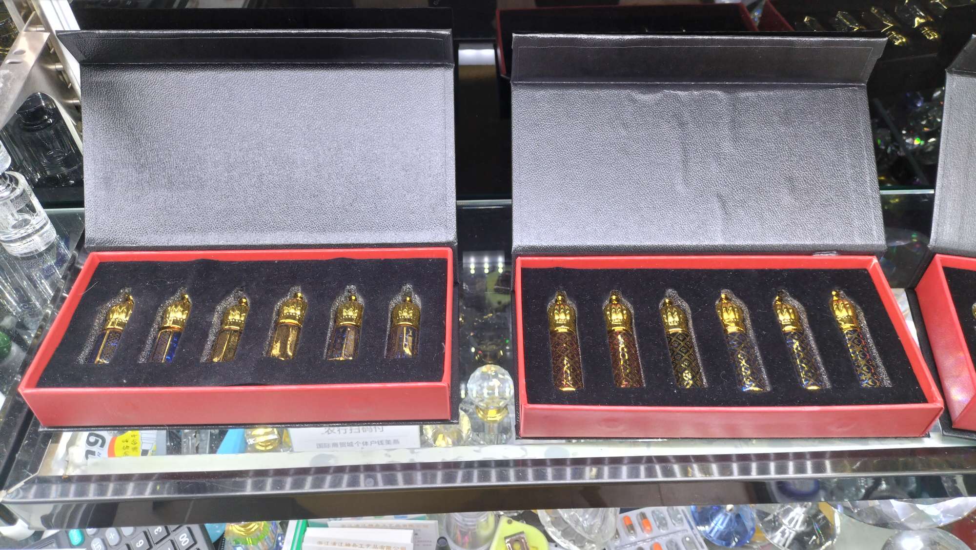 The 6-12ml crystal perfume bottles and essential oil bottles are popular in the Middle East. Their surfaces are coated with high-tech films and engraved with patterns and designs Specification image