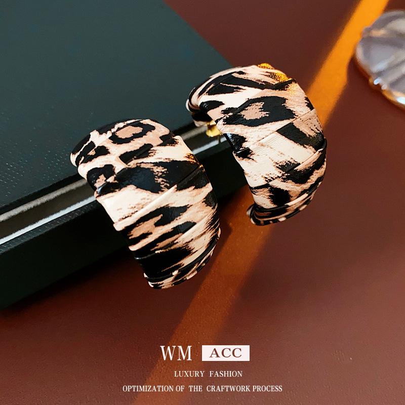 silver needle leopard print c- shaped pleated ear ring european and american artificial leather earrings elegant high sense vintage earrings wholesale Specification drawing
