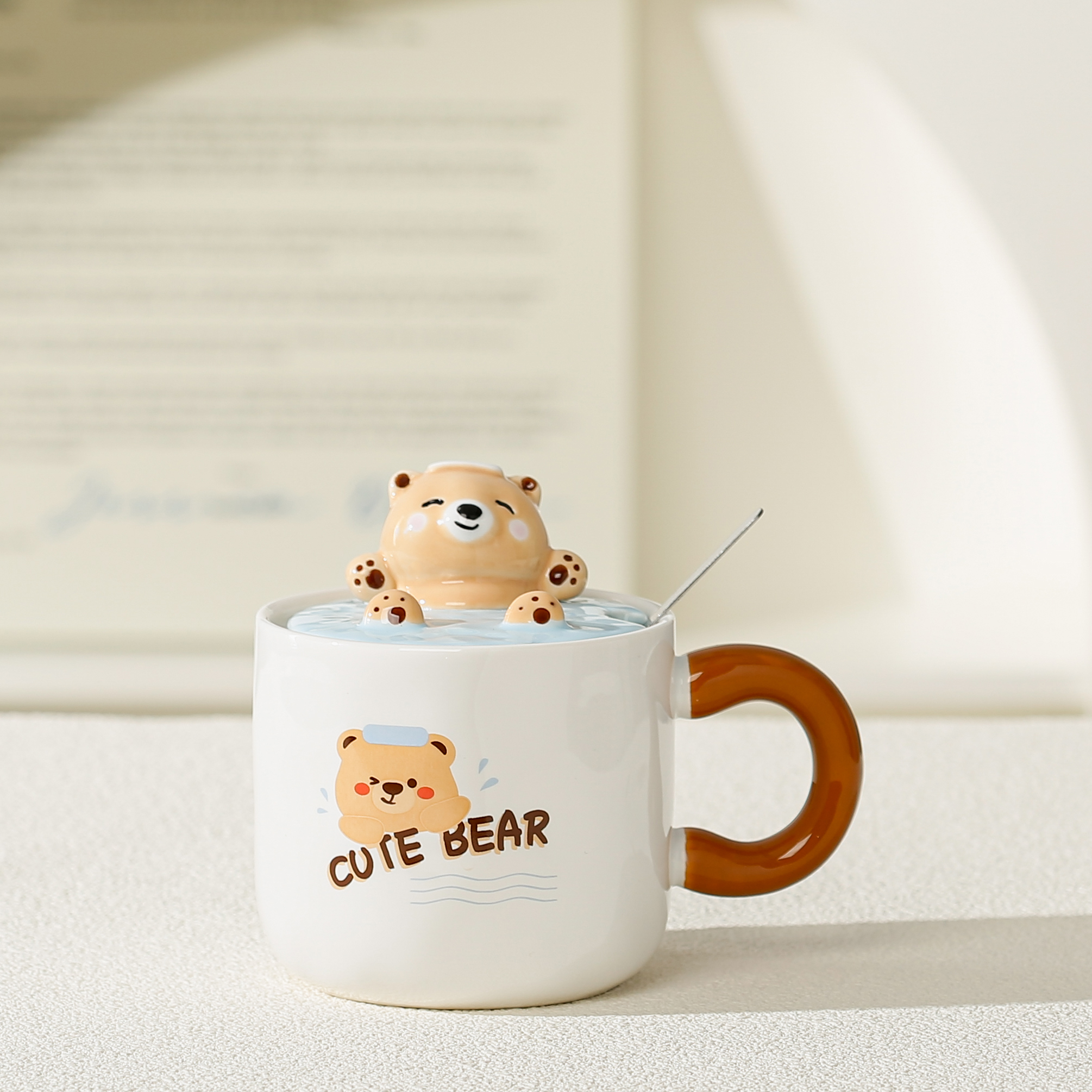 Ceramic cups, cute bear bath cups, household ceramic cups, high appearance level, girls and students, cute mug sets with cup LIDS, selected souvenirs, practical and durable water cups with stand LIDS, office mugs Application Scenario