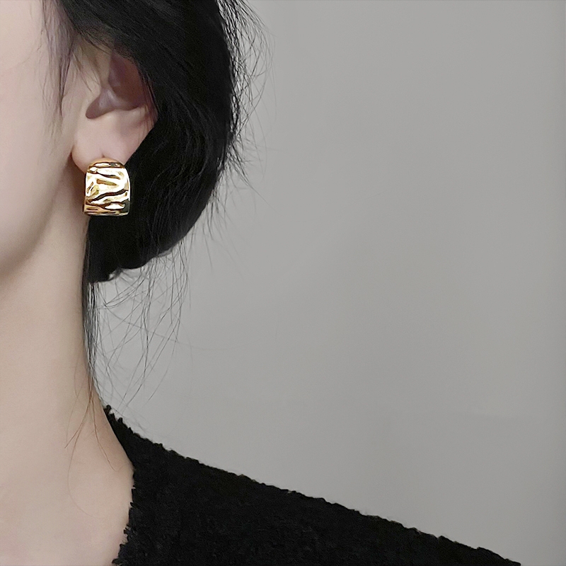 Reina faner pequeños aretes 2025 nuevo plisado C forma de metal pendientes para mujeres yiwu nicho de diseño sentido de alta temperamento orejas