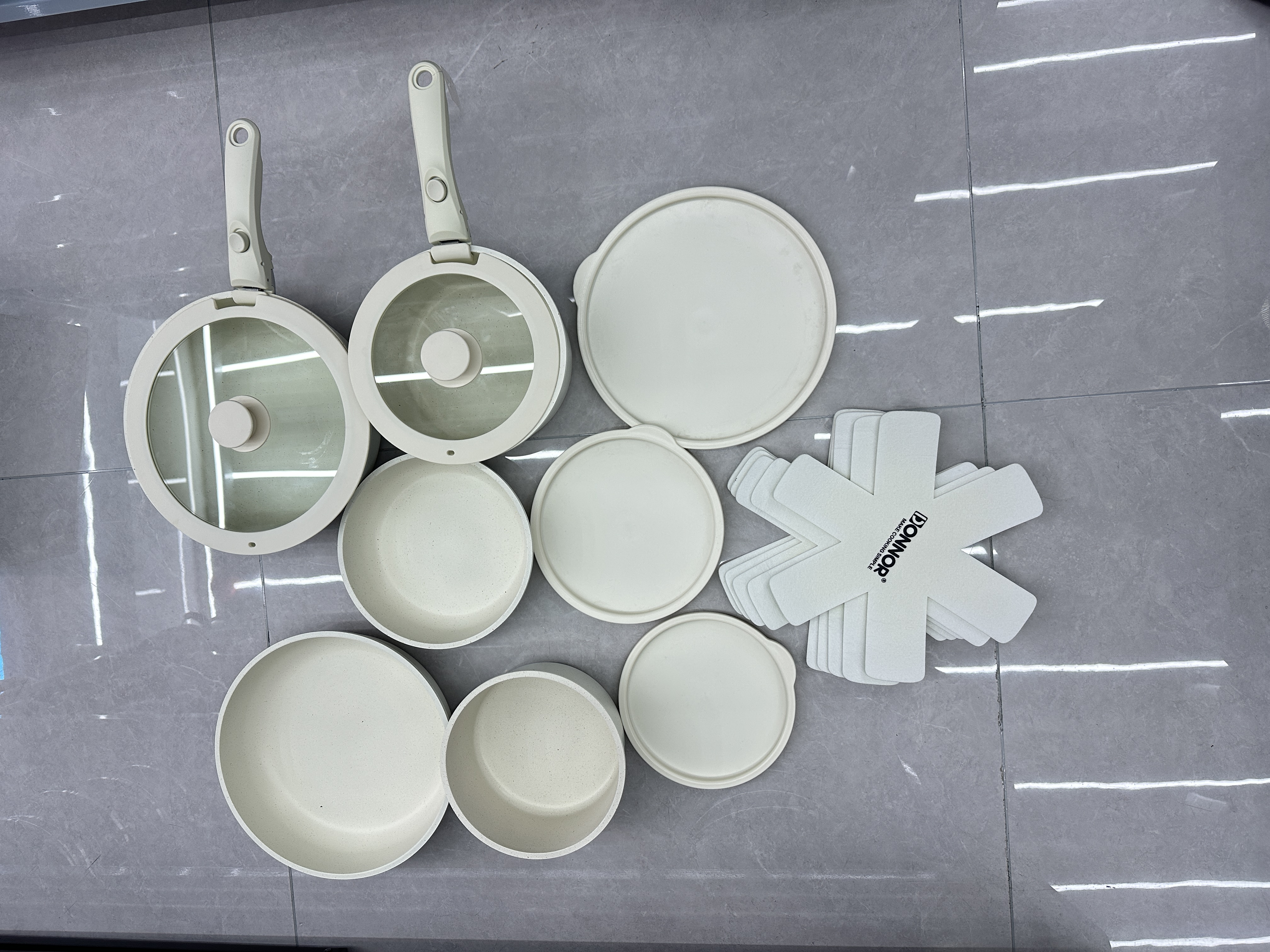 Grace 17-piece set: 18/20 milk pan, 20/26 frying pan, 26 deep frying pan, 20/26 silicone lid, 2 handles, 3 PP food preservation LIDS, 5 pan pads, bottom covering, 5 layers of silver-embossed color box Application Scenario