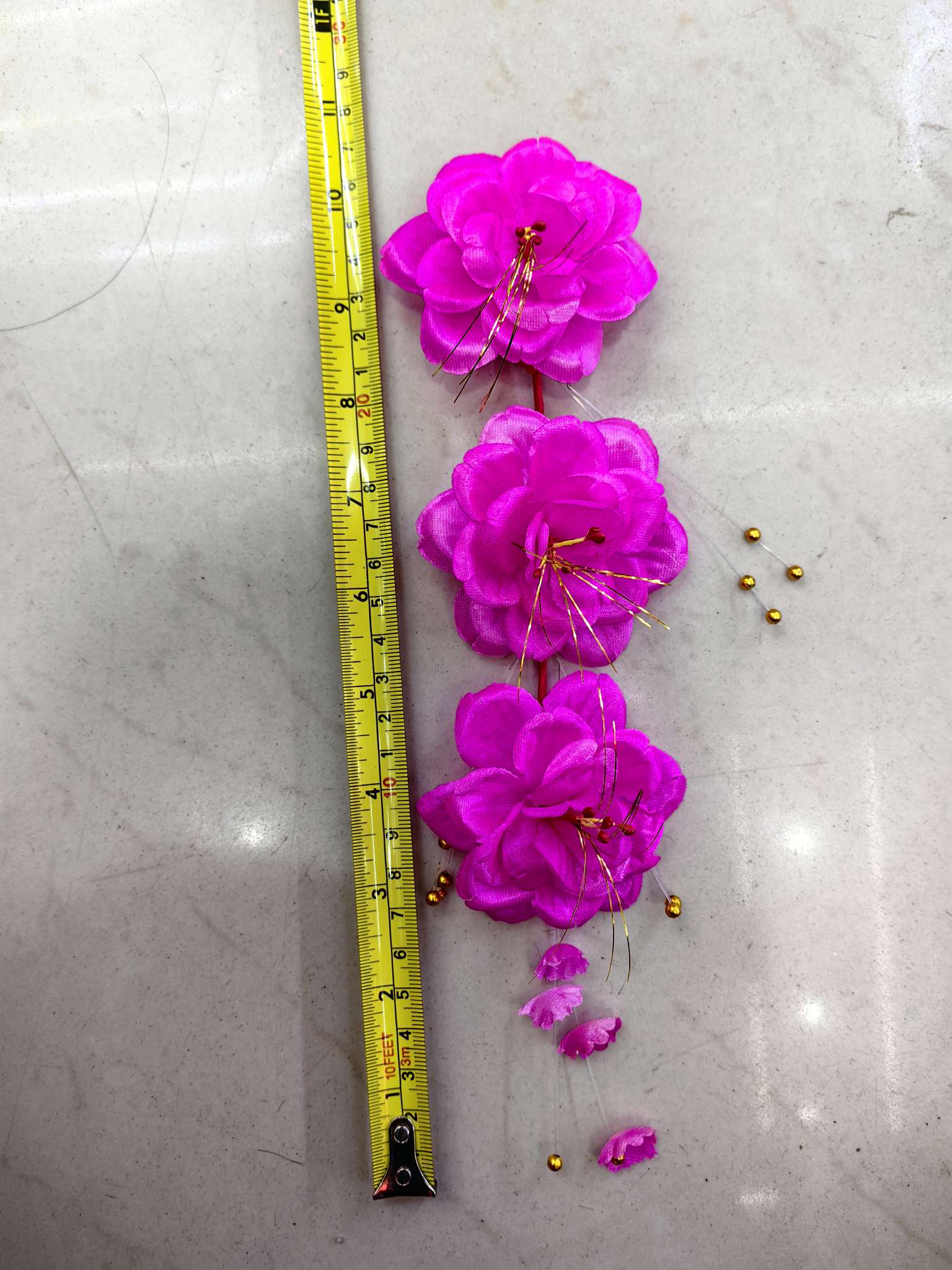 ثلاثة أزهار للرأس على يد detail image 4