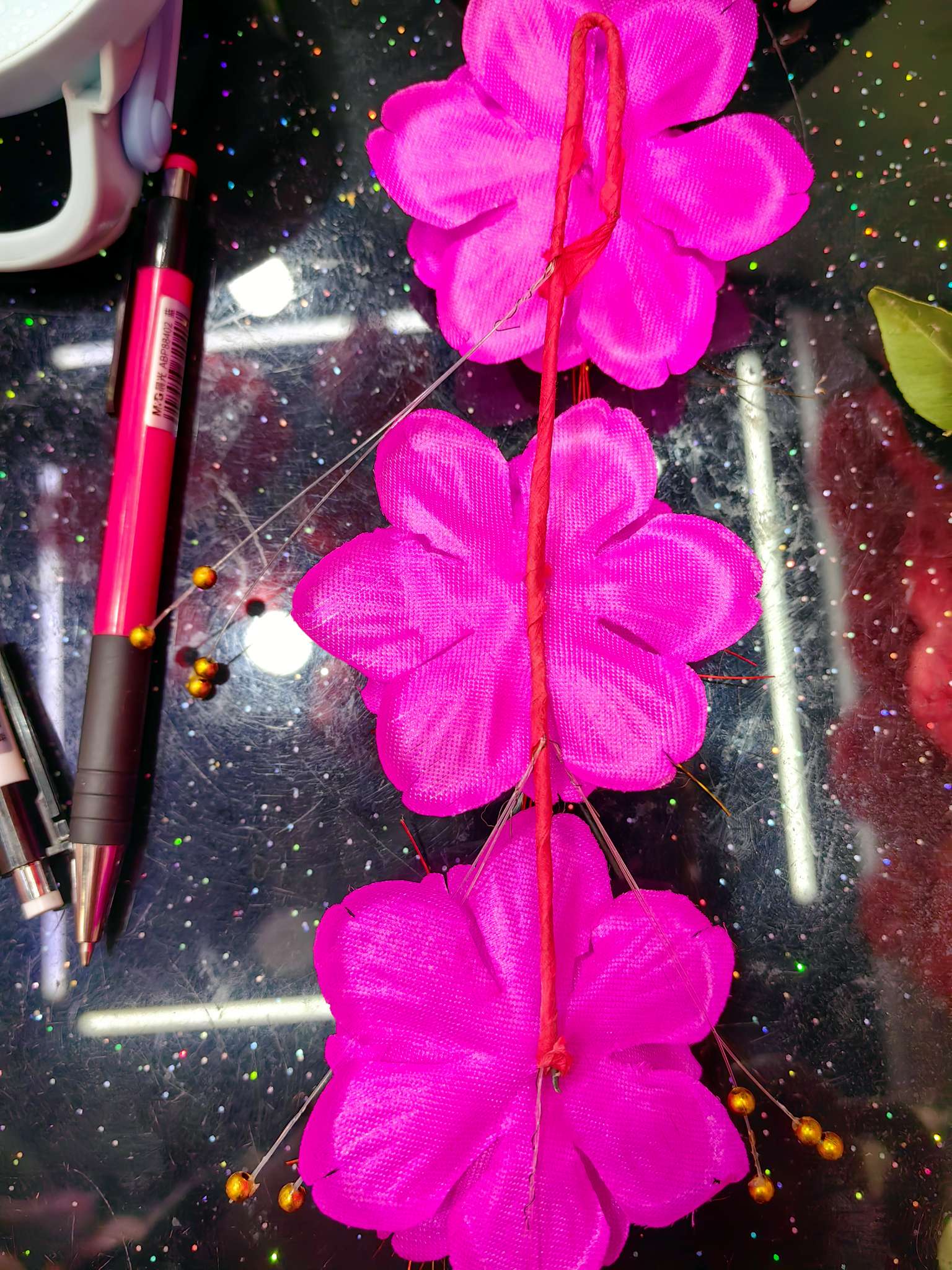 ثلاثة أزهار للرأس على يد detail image 6