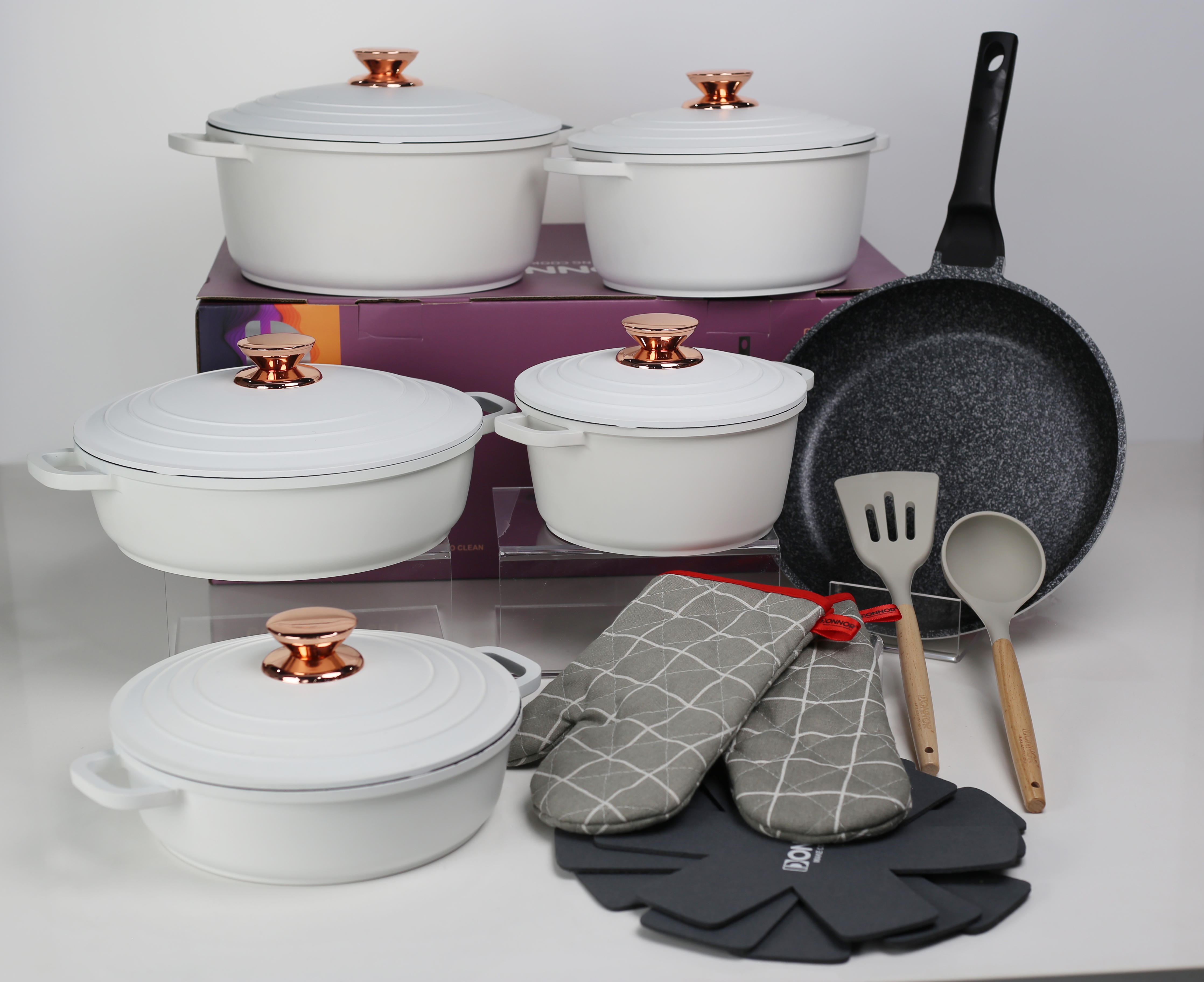 Classic Series 18-piece set: 20/24/28 soup pot, 24/28 shallow soup pot, 28 frying pan, die-cast lid, 3 pot pads, 2 silicone spatulas, pair of cotton hand covers, bottom stacked, five-layer silver-embossed color box Specification image