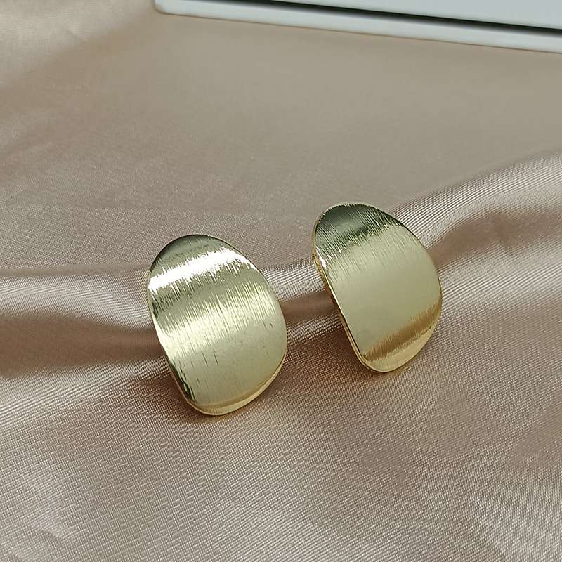 Dongdaemun de Corea del Sur el mismo estilo curvado cepillado pequeño aretes europa y américa simple irregular hueco temperamento pendientes influencer orejas