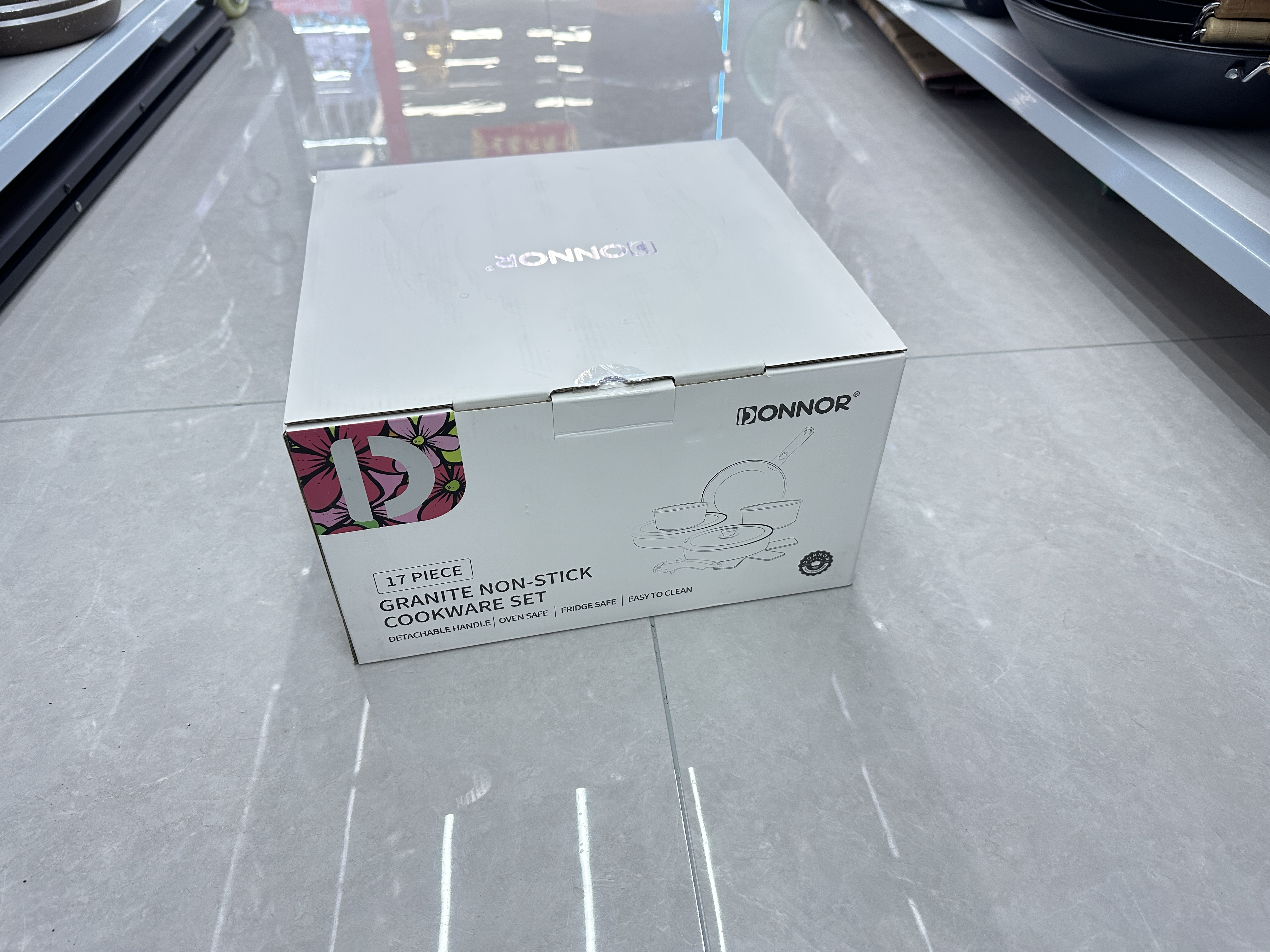 Grace 17-piece set: 18/20 milk pan, 20/26 frying pan, 26 deep frying pan, 20/26 silicone lid, 2 handles, 3 PP food preservation LIDS, 5 pan pads, bottom covering, 5 layers of silver-embossed color box Item Picture