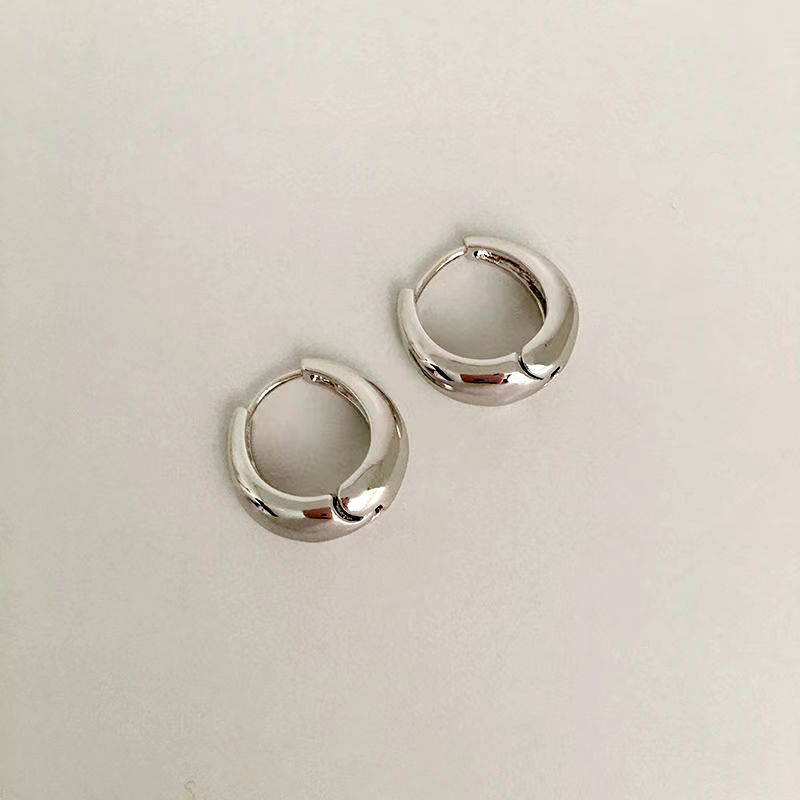 The design sense of the circular small ear buckle, retro, simple and cold style earrings, ins smooth earrings, women's new trendy bestsellers Application Scenario