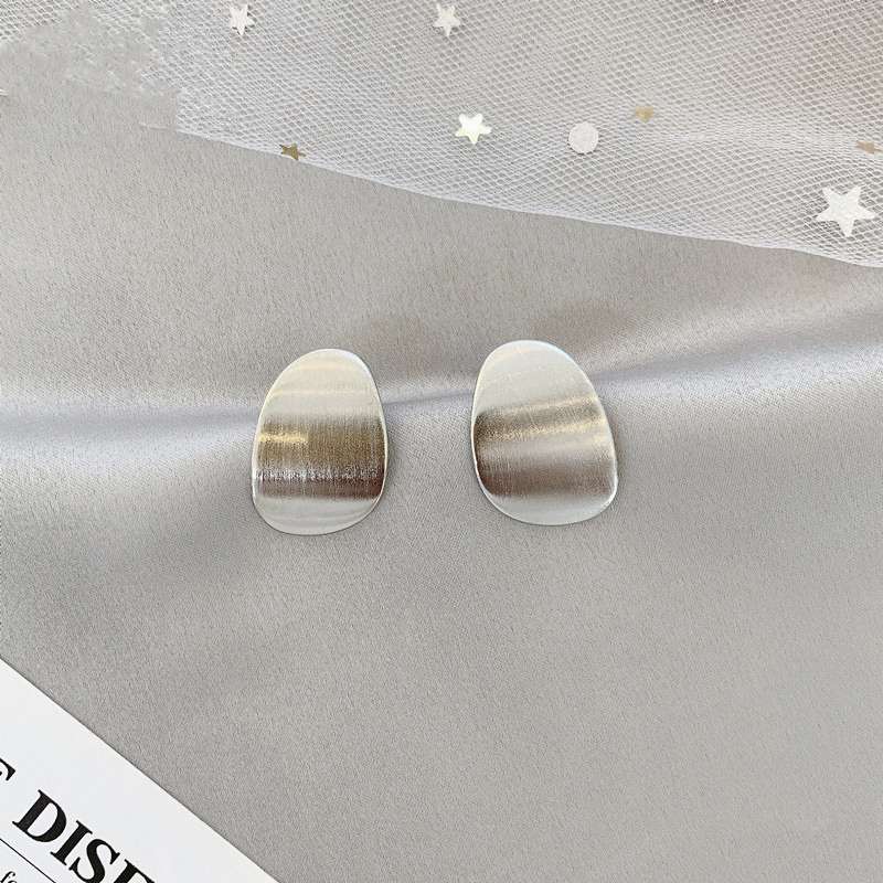 Dongdaemun de Corea del Sur el mismo estilo curvado cepillado pequeño aretes europa y américa simple irregular hueco temperamento pendientes influencer orejas Item Picture