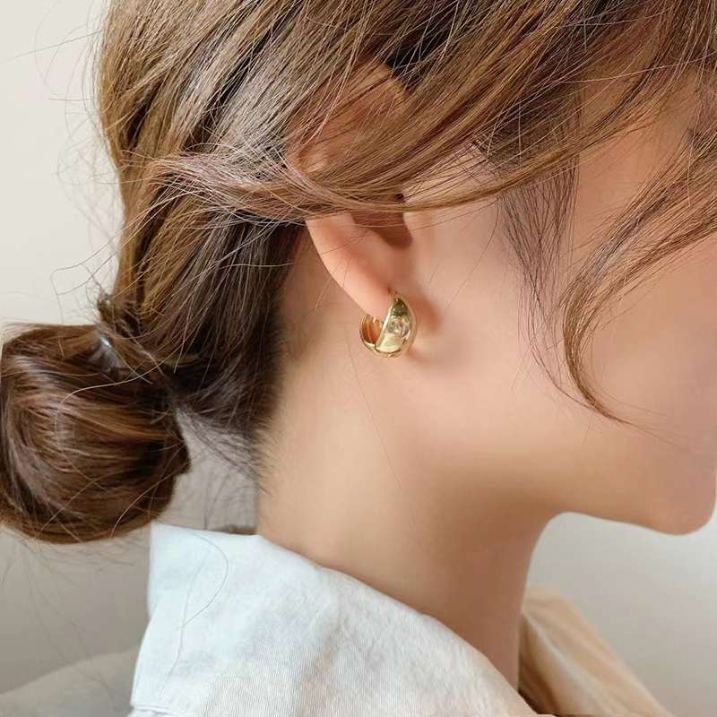 The design sense of the circular small ear buckle, retro, simple and cold style earrings, ins smooth earrings, women's new trendy bestsellers Item Picture
