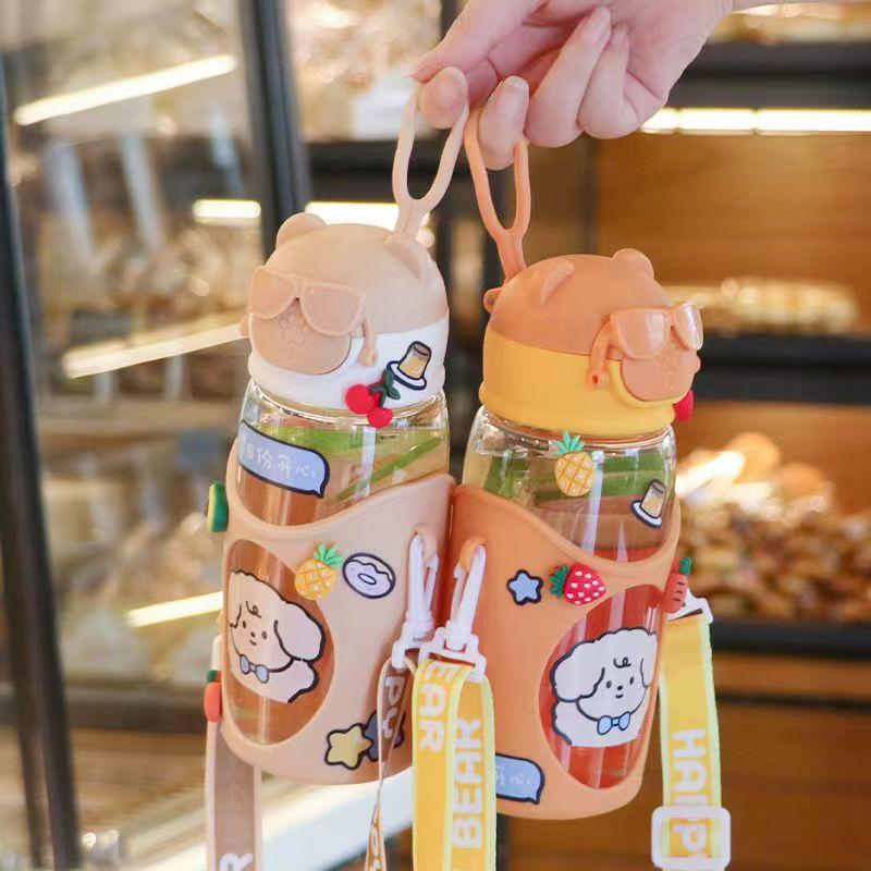 2023新款可爱卡通儿童吸管塑料杯可直饮学生时尚便携眼镜熊杯子白底实物图