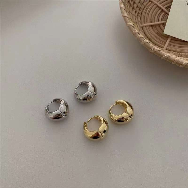 The design sense of the circular small ear buckle, retro, simple and cold style earrings, ins smooth earrings, women's new trendy bestsellers details Picture