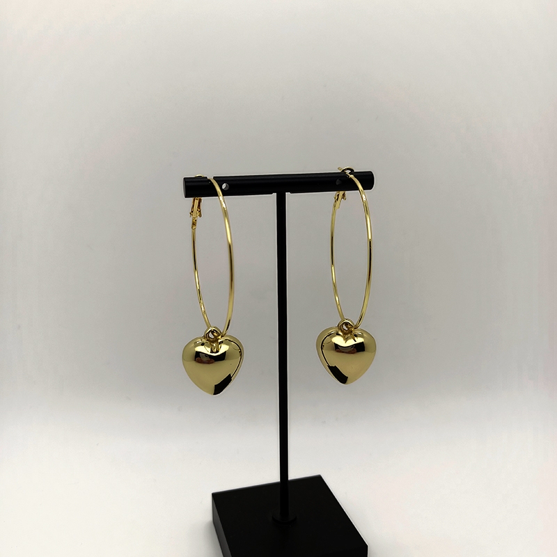 Personalidad cara de muestra pequeño anillo de moda corazón hueco orejeras grandes estrellas del mismo estilo de temperamento orejeras tipo corazón aretes coreanos Application Scenario