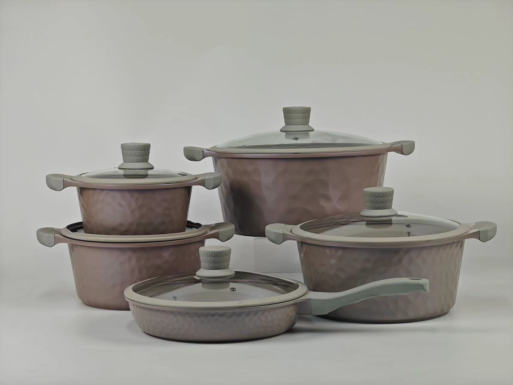 Qili Series 10-piece set: 20/24/28/32 soup POTS, 28 deep frying pans, silicone LIDS, five-layer silver-embossed color boxes stacked under the car, 2 sets per box. Colors: white, red, green, orange Application Scenario