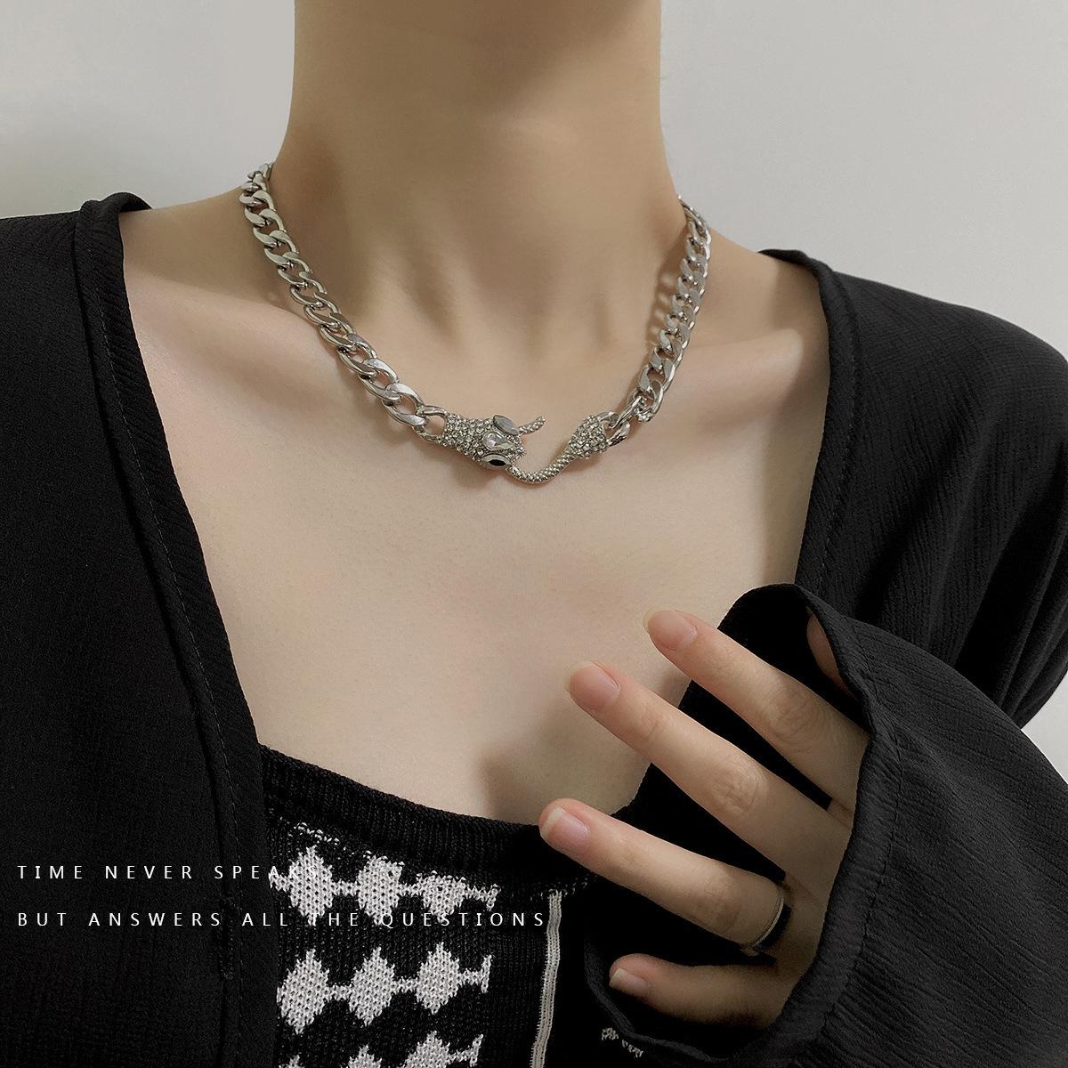 best seller in europe and america exaggerated coarse medusa beauty snake fashion short necklace cross-border personalized beauty vintage necklace Specification drawing
