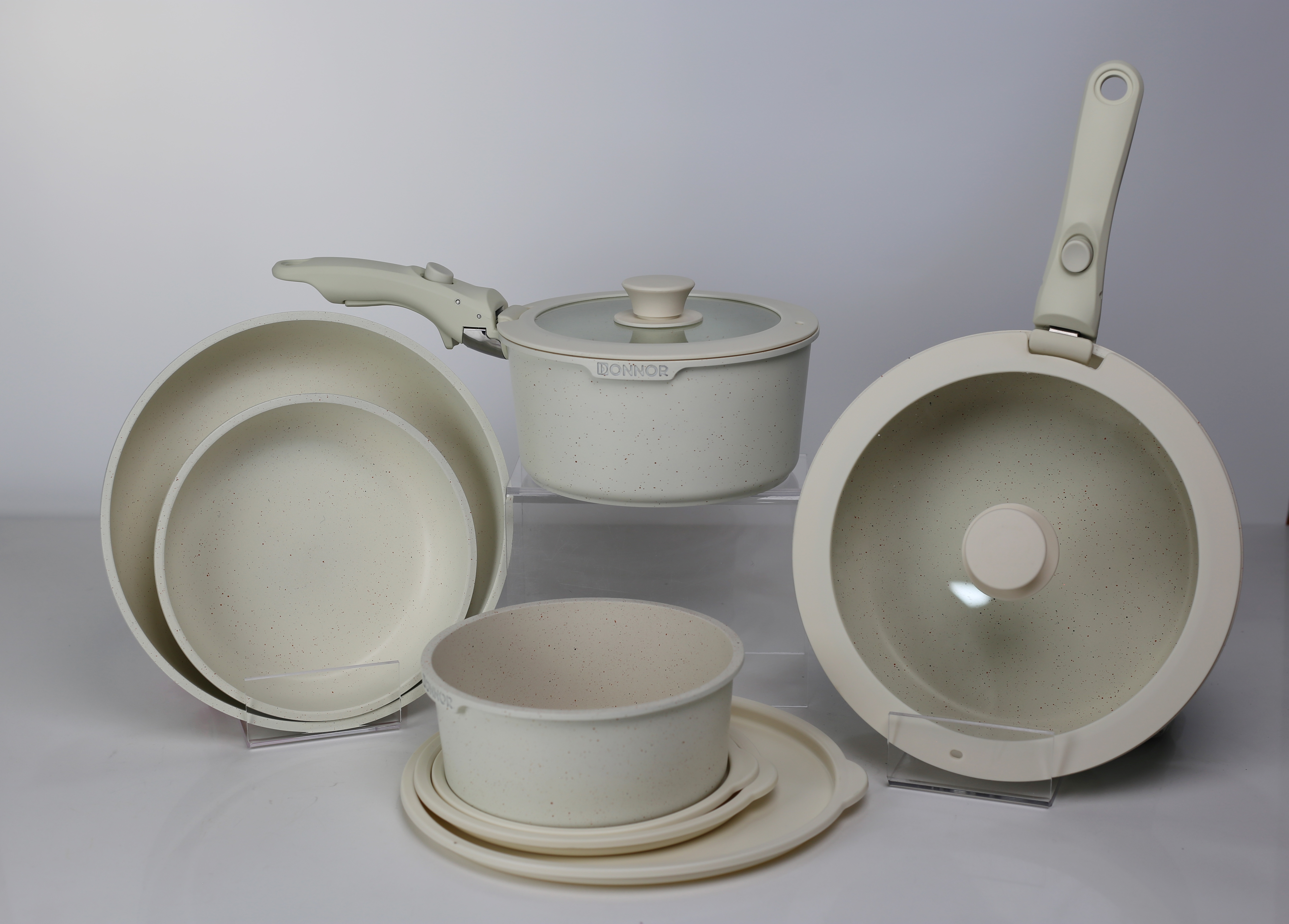 Grace 17-piece set: 18/20 milk pan, 20/26 frying pan, 26 deep frying pan, 20/26 silicone lid, 2 handles, 3 PP food preservation LIDS, 5 pan pads, bottom covering, 5 layers of silver-embossed color box details Picture