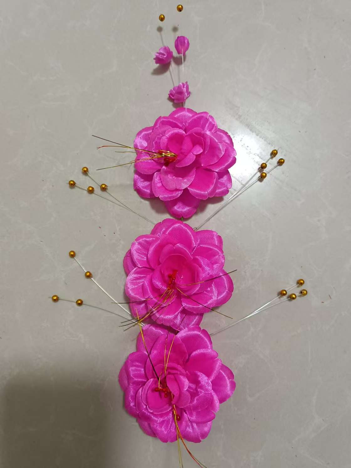 ثلاثة أزهار للرأس على يد detail image 2