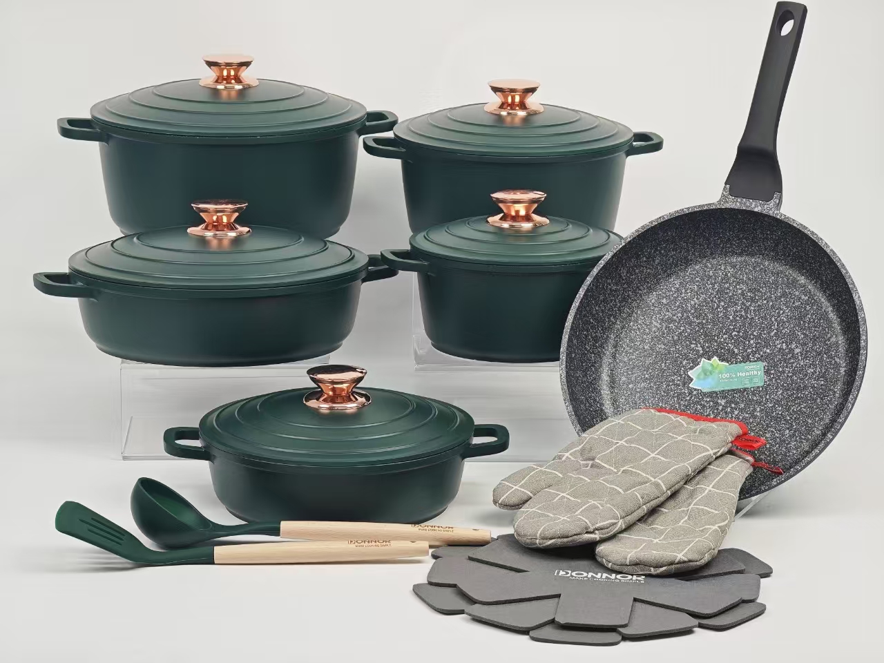 Classic Series 18-piece set: 20/24/28 soup pot, 24/28 shallow soup pot, 28 frying pan, die-cast lid, 3 pot pads, 2 silicone spatulas, pair of cotton hand covers, bottom stacked, five-layer silver-embossed color box Application Scenario