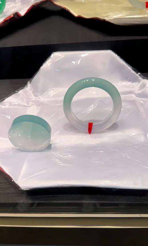 玛瑙手镯 飘花手镯