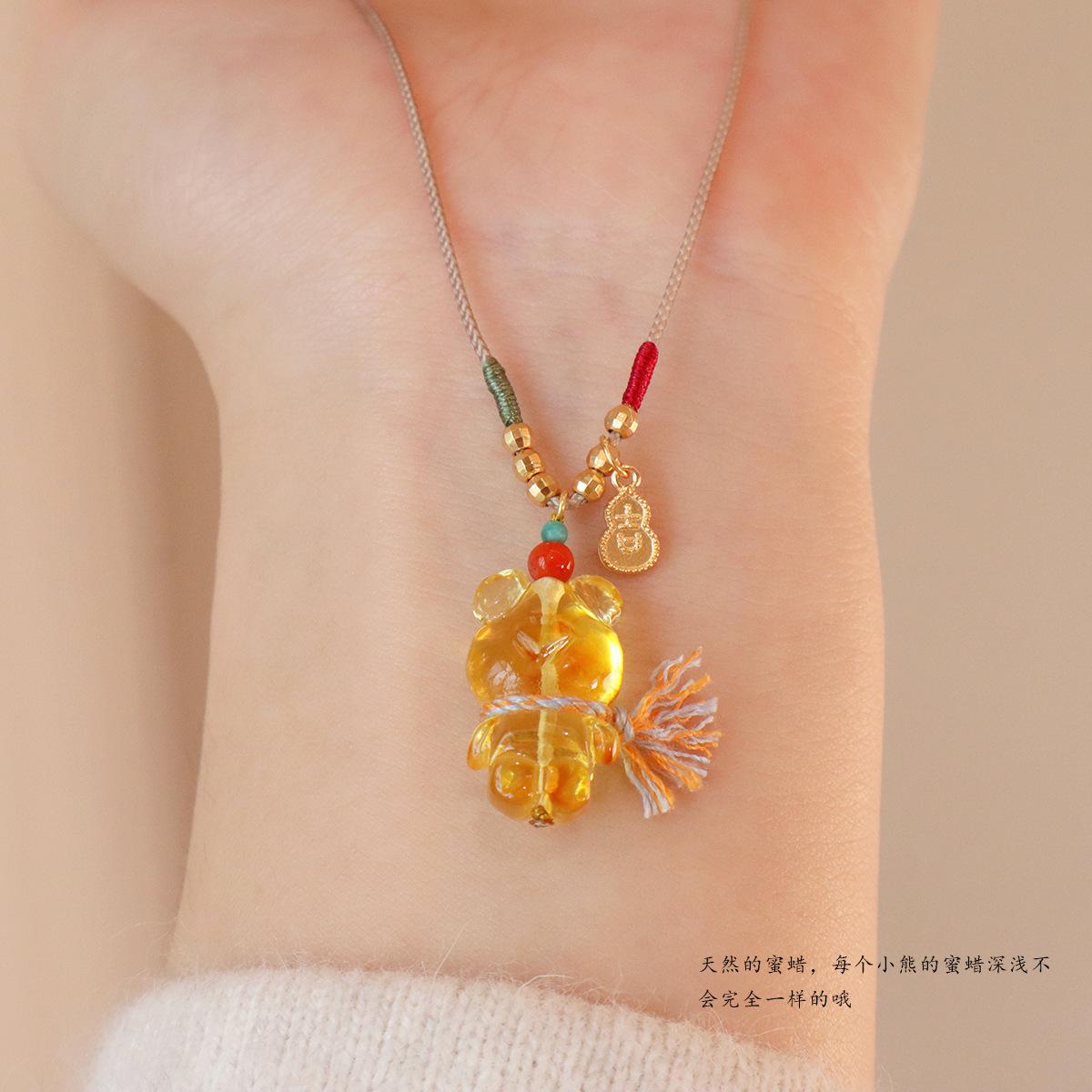 original hand-woven natural beeswax necklace bear high-grade fresh and cute niche men's and women's pendants autumn and winter Specification drawing