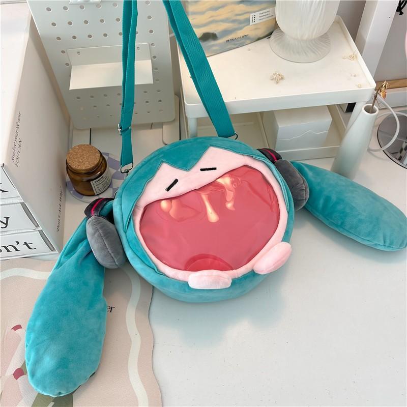 日系初音未来二次元可爱女生斜挎卡通玩偶背包学生包透明痛包系列