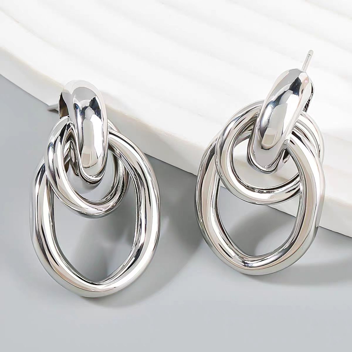 Metal ligero de lujo pendientes concéntricos de alta calidad de sentido de los orejones orejones orejeras colgantes hebillas accesorios joyas mujeres comercio exterior transfronterizo venta caliente Item Picture