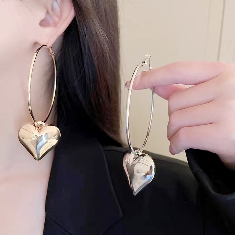 Personalidad cara de muestra pequeño anillo de moda corazón hueco orejeras grandes estrellas del mismo estilo de temperamento orejeras tipo corazón aretes coreanos Item Picture