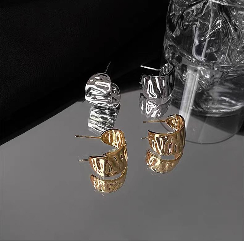 Reina faner pequeños aretes 2025 nuevo plisado C forma de metal pendientes para mujeres yiwu nicho de diseño sentido de alta temperamento orejas Specification image