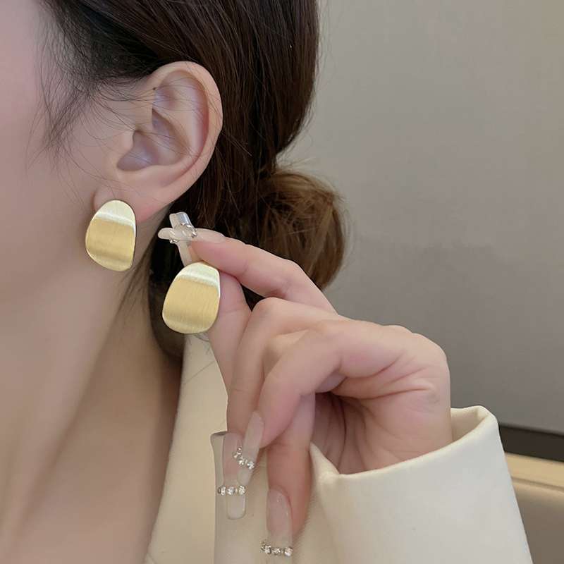Dongdaemun de Corea del Sur el mismo estilo curvado cepillado pequeño aretes europa y américa simple irregular hueco temperamento pendientes influencer orejas Specification image