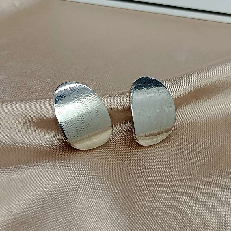 Dongdaemun de Corea del Sur el mismo estilo curvado cepillado pequeño aretes europa y américa simple irregular hueco temperamento pendientes influencer orejas details Picture