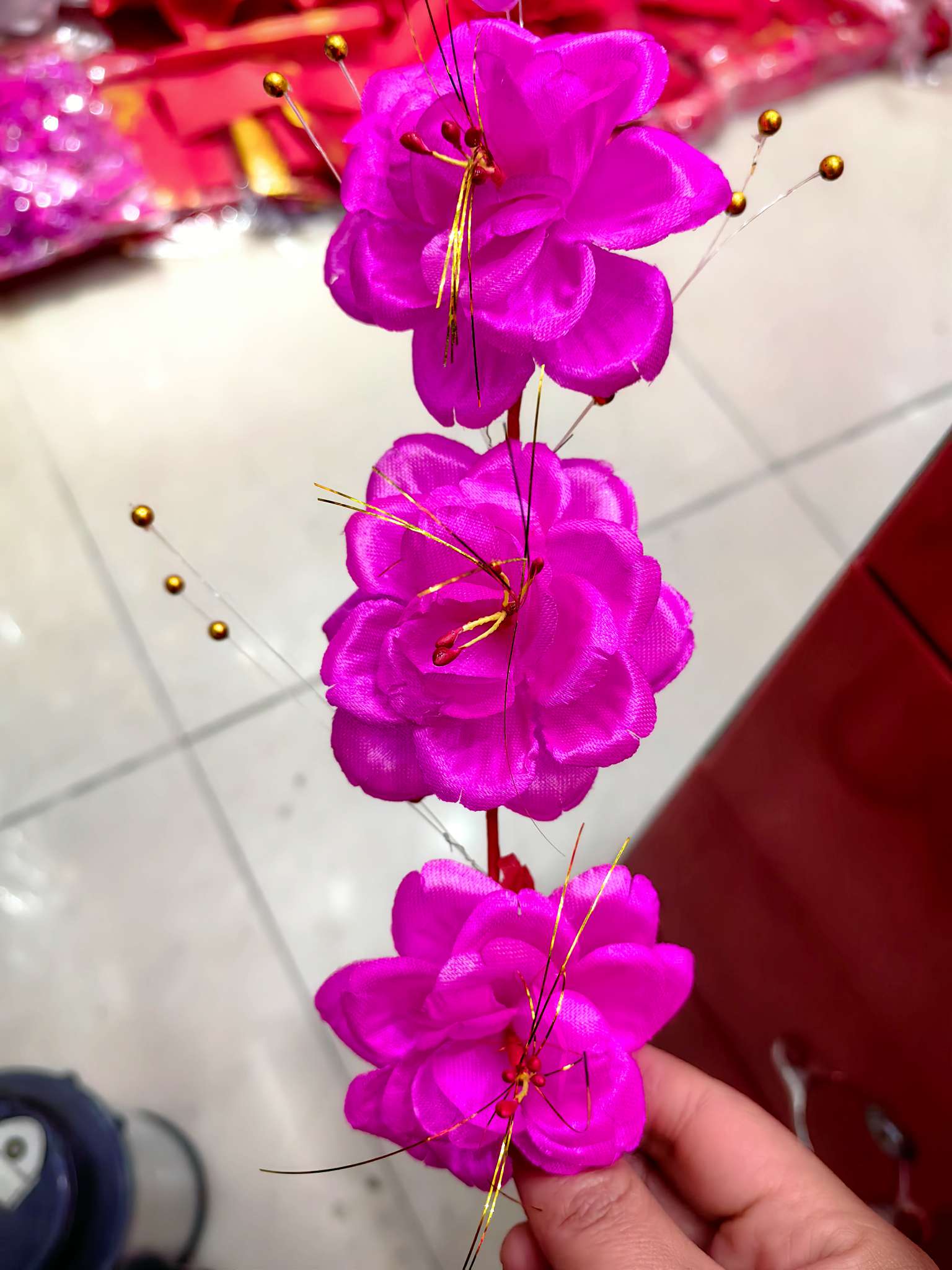 ثلاثة أزهار للرأس على يد detail image 3