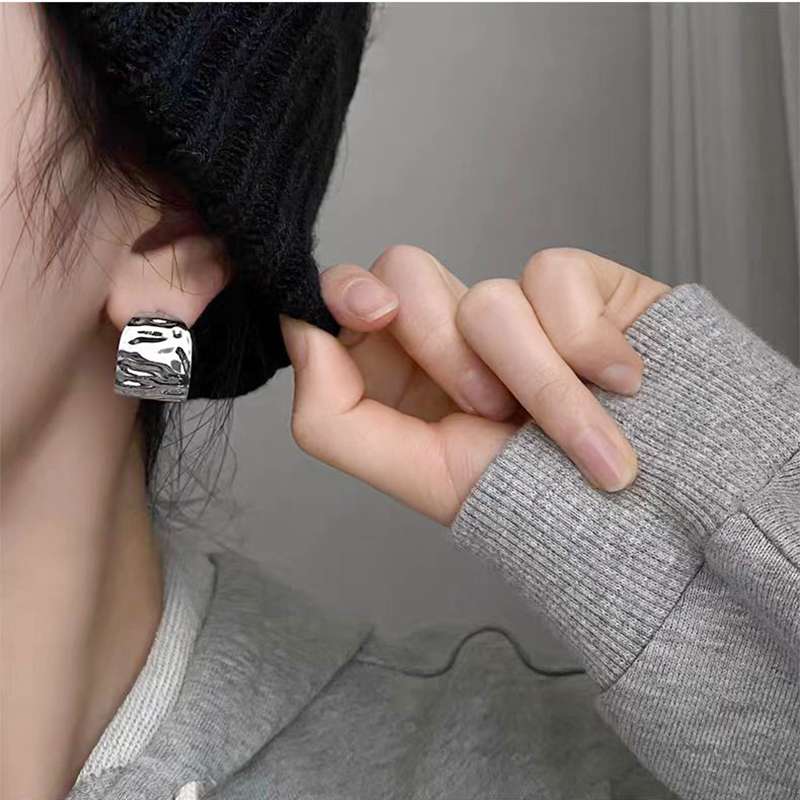 Reina faner pequeños aretes 2025 nuevo plisado C forma de metal pendientes para mujeres yiwu nicho de diseño sentido de alta temperamento orejas Application Scenario