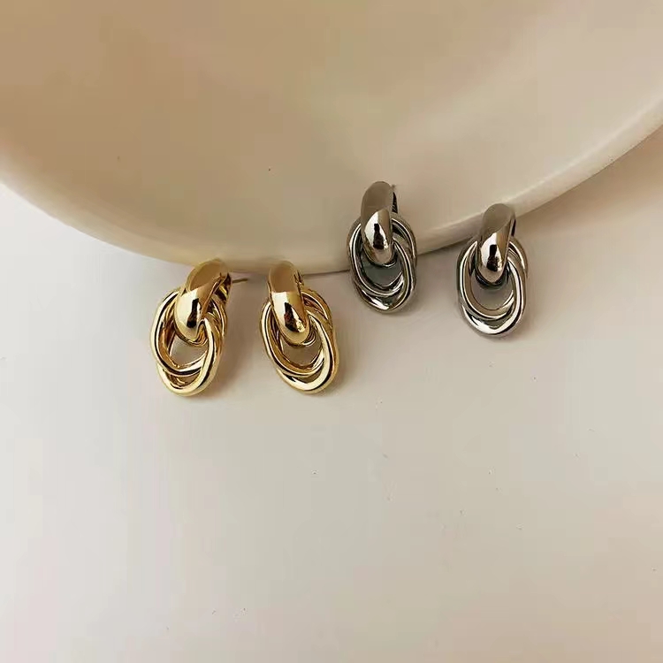 Metal ligero de lujo pendientes concéntricos de alta calidad de sentido de los orejones orejones orejeras colgantes hebillas accesorios joyas mujeres comercio exterior transfronterizo venta caliente Application Scenario