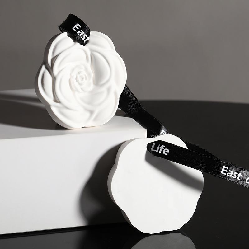 Wholesale camellia Car Aromatherapy Hanging Piece Home Wardrobe Wardrobe Aromatherapy Wax Piece Gypsum Incense Piece Air Freshener Application Scenario