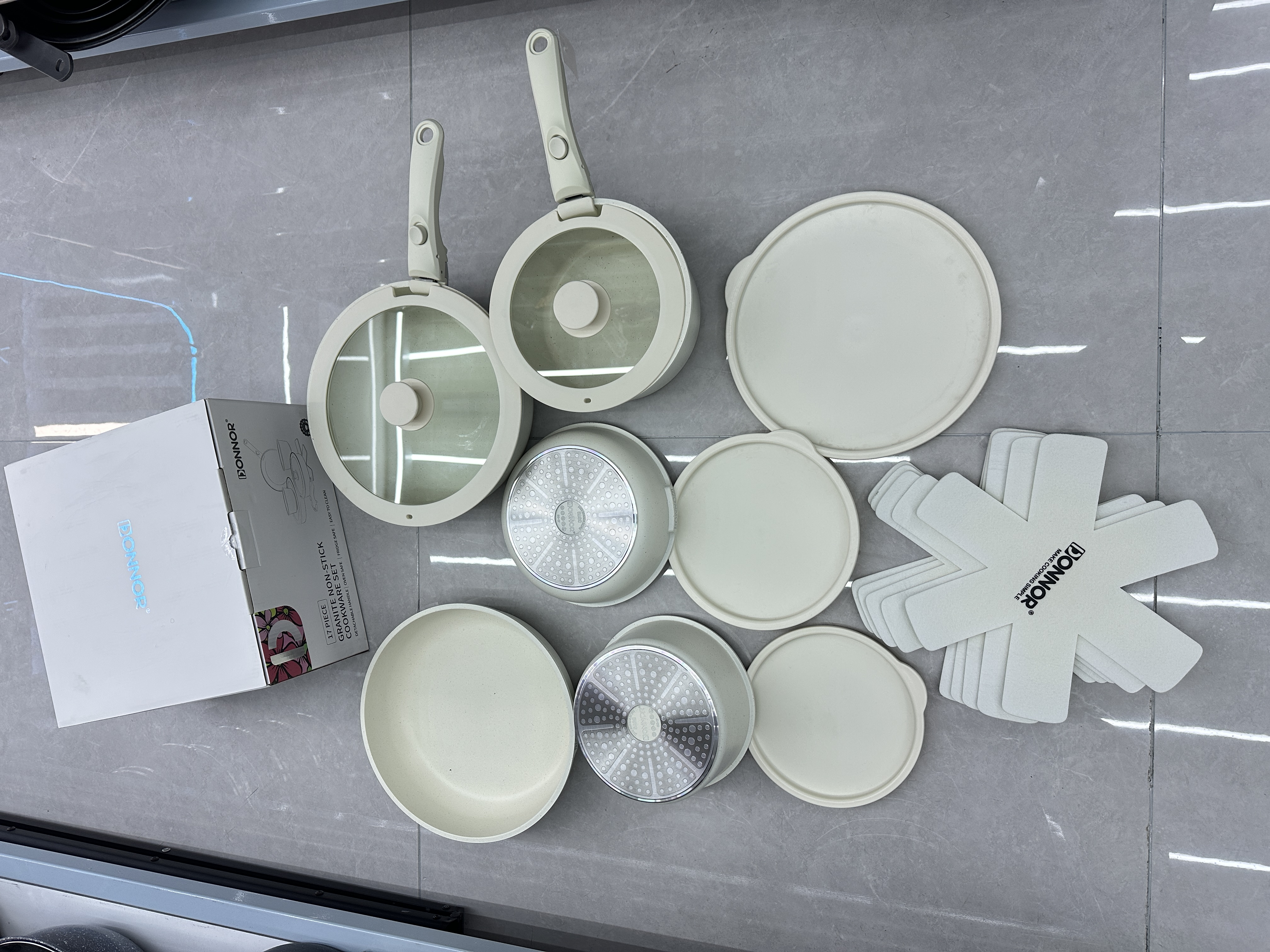 Grace 17-piece set: 18/20 milk pan, 20/26 frying pan, 26 deep frying pan, 20/26 silicone lid, 2 handles, 3 PP food preservation LIDS, 5 pan pads, bottom covering, 5 layers of silver-embossed color box Specification image