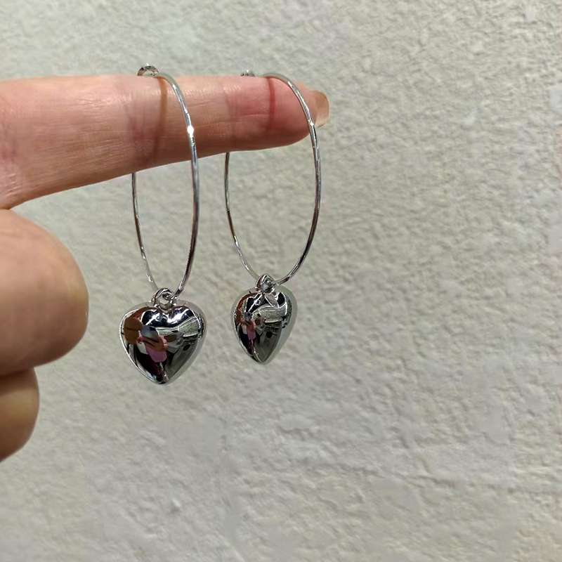 Personalidad cara de muestra pequeño anillo de moda corazón hueco orejeras grandes estrellas del mismo estilo de temperamento orejeras tipo corazón aretes coreanos