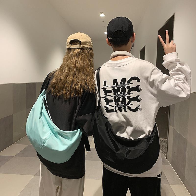 单肩包新款街头潮流大容量背包日系简约饺子包时尚潮流男女斜挎包产品图