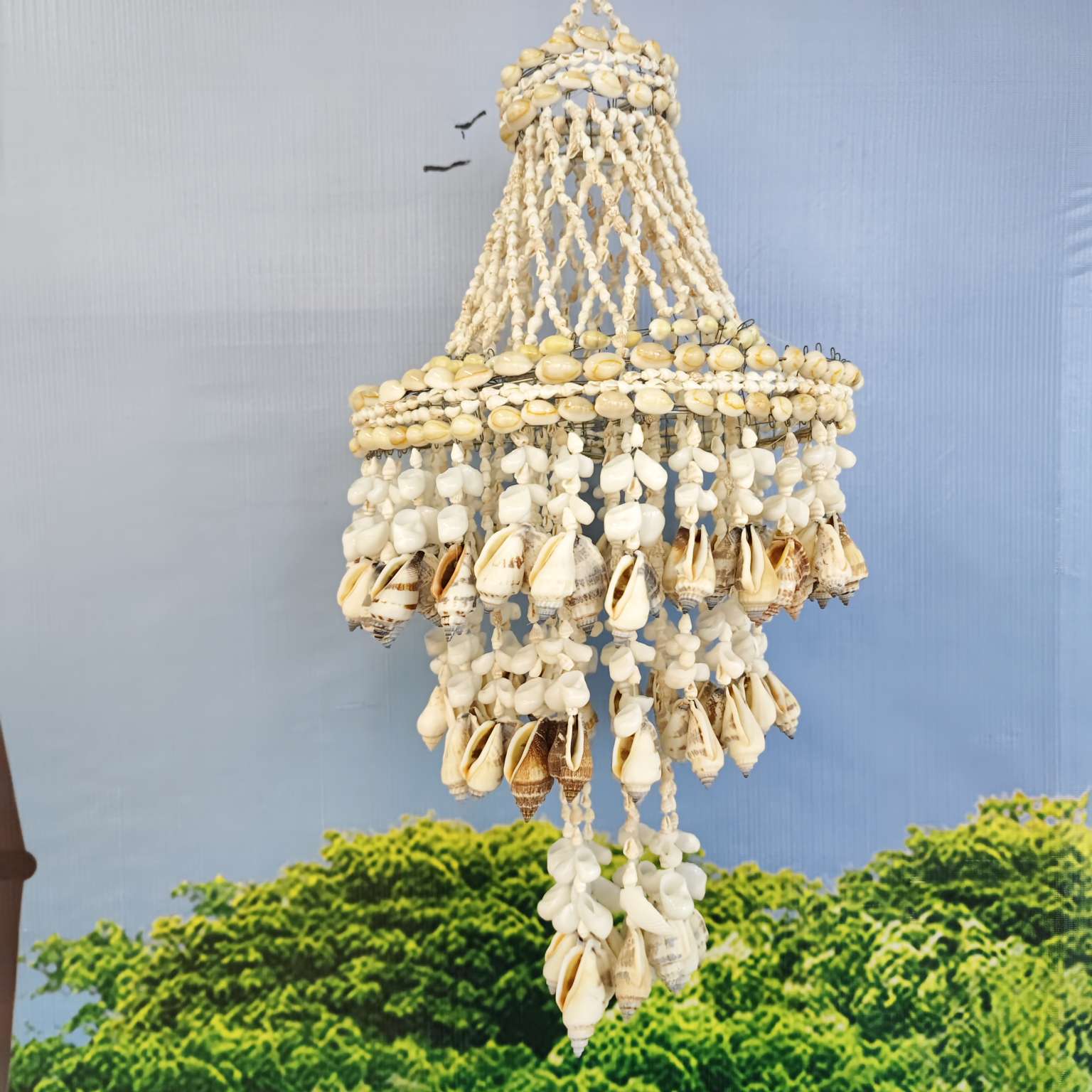 商品放置在窗台上，背景有窗户和蓝天白云，窗边有植物，光从窗外照进来