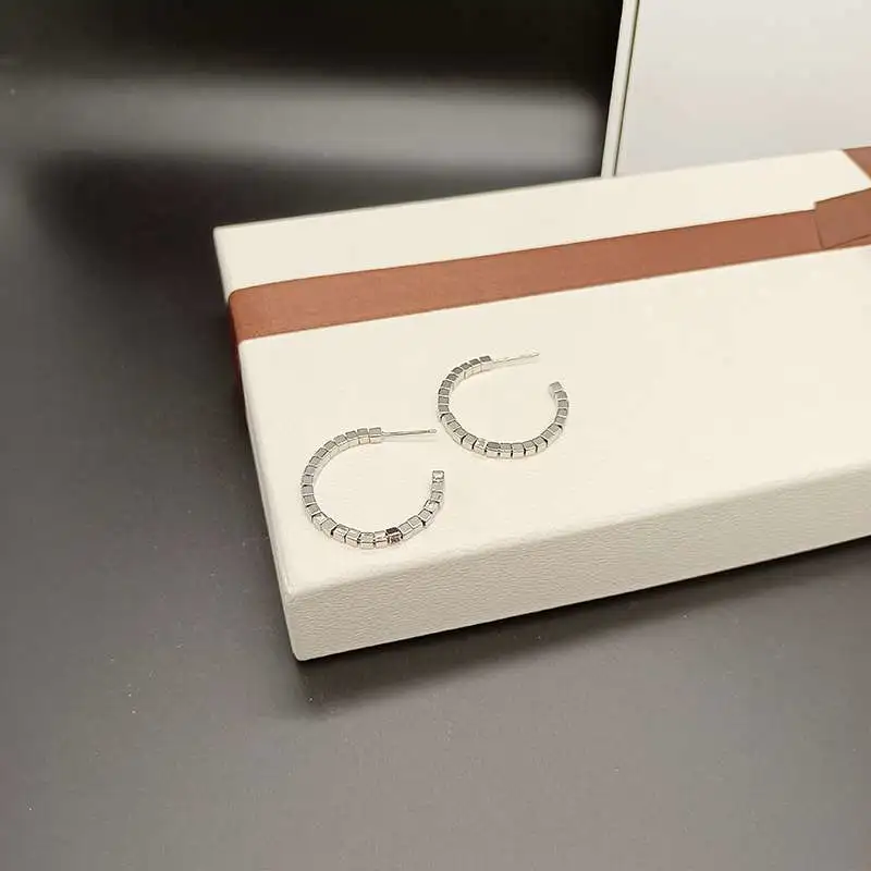 Temperamento cuadrado abierto anillo plata quebrada aretes mujer exquisita premium sentido versátil aretes C nicho sexo frío viento alta pendiente de color seguro accesorios de oído accesorios creativos detail image 4