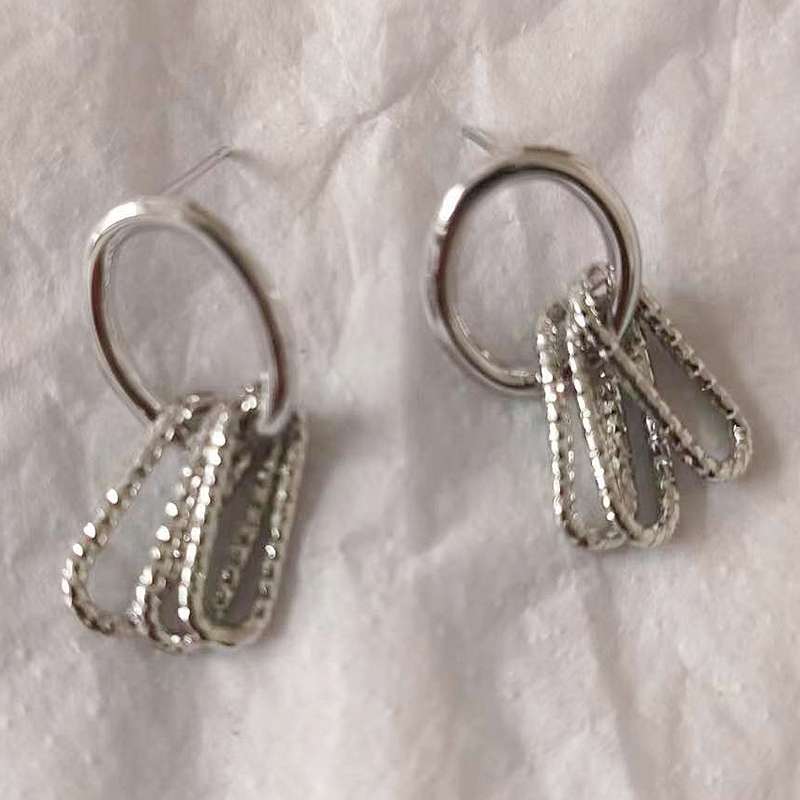 S925 plateado aguja largo borla pendientes coreano temperamento simple brillante metal pendientes multicapa personalidad francés viento frío mujeres accesorios Application Scenario