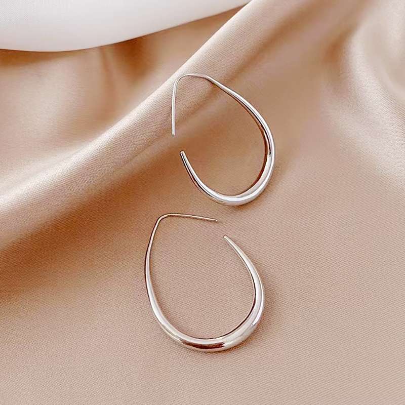Simple and elegant teardrop ear hook, Korean style copper alloy earrings to modify face shape, geometric oval earrings, high-end earrings Application Scenario