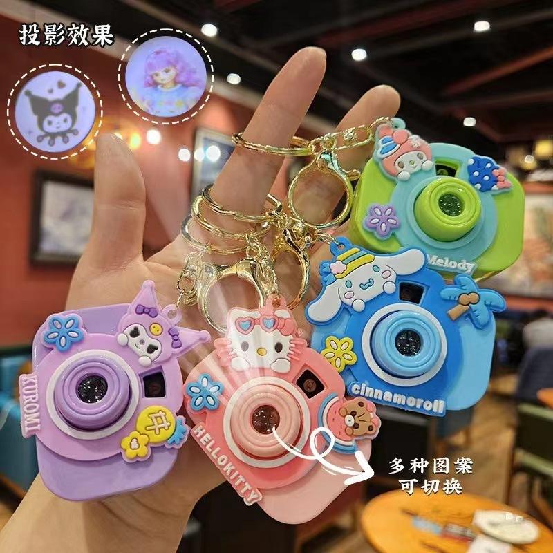 萌趣可爱发光卡通投影相机钥匙扣创意书包挂饰学生书包小挂件批发
