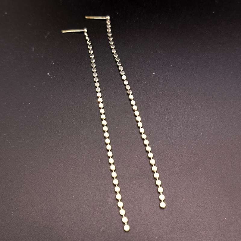 The star-style fringed ear strings can flatter the face shape. The long flat bead chain earrings have an exaggerated design sense, are niche and exquisite, and exude a feminine charm details Picture